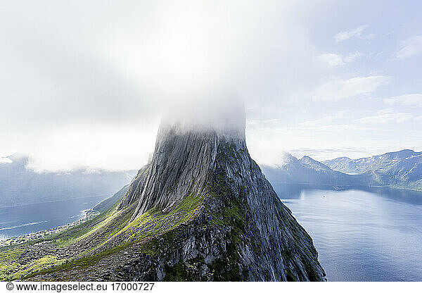 Ehrfurcht vor dem Berg Segla in Norwegen