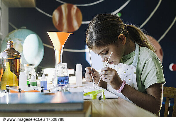 Ehrgeizige Studentin lernt wissenschaftliches Experiment zu Hause