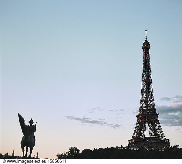 Eiffelturm im klaren blauen Abendhimmel