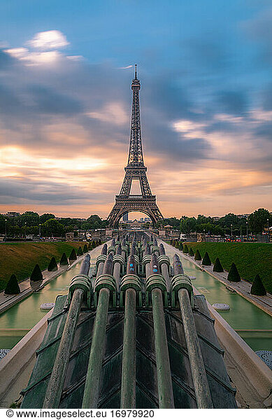 Eiffelturm mit bunten Schattierungen in Langzeitbelichtung