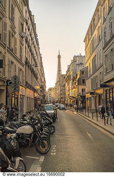 Eiffelturm vom lateinischen Viertel 'Rue de l'Université' bei Sonnenuntergang