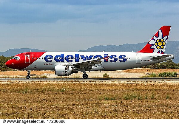 Ein Airbus A320 der Edelweiss mit dem Kennzeichen HB-JJK landet auf dem Flughafen Palma de Mallorca  Spanien  Europa