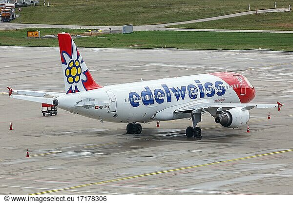 Ein Airbus A320 Flugzeug der Edelweiss mit dem Kennzeichen HB-IHY auf dem Flughafen Zürich  Schweiz  Europa