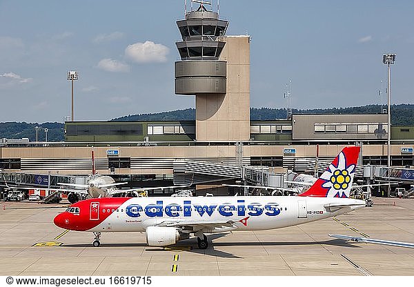 Ein Airbus A320 Flugzeug der Edelweiss mit dem Kennzeichen HB-IHZ auf dem Flughafen Zürich (ZRH) in der  Zürich  Schweiz  Europa