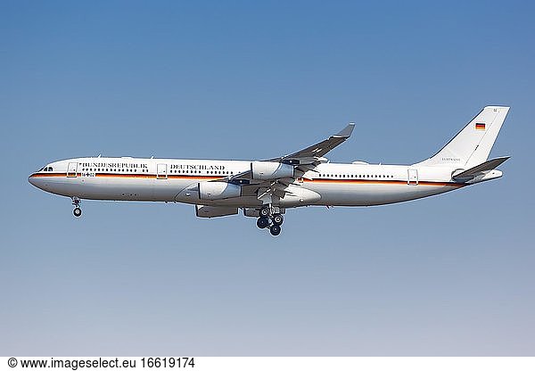 Ein Airbus A340-300 Flugzeug der Flugbereitschaft der Bundesrepublik Deutschland Luftwaffe mit dem Kennzeichen 16+02 auf dem Flughafen Leipzig Halle (LEJ)  Leipzig  Deutschland  Europa