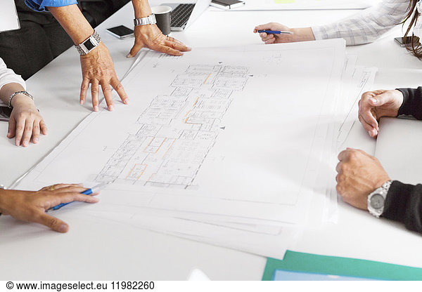 Ein Architektenteam betrachtet einen Entwurf