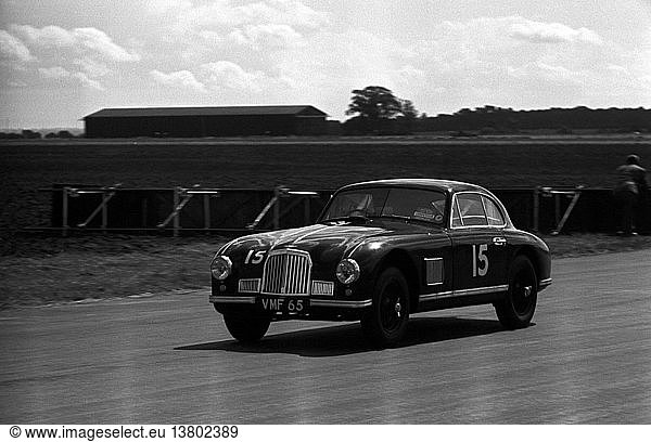 Ein Aston Martin DB2  der an der International Trophy in Silverstone  England 1950 teilnimmt.