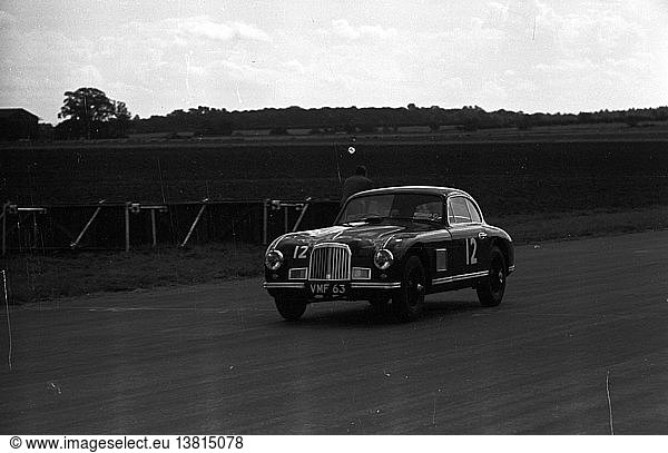 Ein Aston Martin DB2  der an der International Trophy in Silverstone  England 1950 teilnimmt.