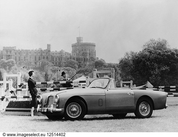 Ein Aston Martin DB2-4 MKII  mit Schloss Windsor im Hintergrund  1956. Künstler: Unbekannt