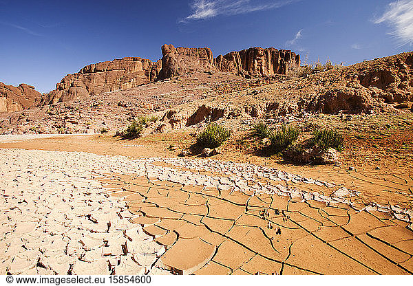 Ein ausgetrocknetes Flussbett im Anti-Atlas-Gebirge in Marokko  Nordafrika