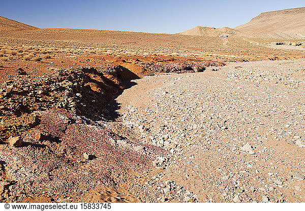 Ein ausgetrocknetes Flussbett im Anti-Atlas-Gebirge in Marokko  Nordafrika. In den letzten Jahren sind die Niederschlagsmengen infolge des Klimawandels um rund 75% zurückgegangen. Dies hat dazu geführt  dass viele Berb