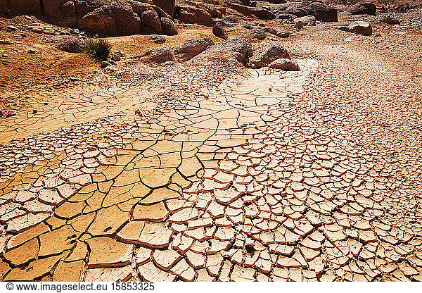 Ein ausgetrocknetes Flussbett im Anti-Atlas-Gebirge in Marokko  Nordafrika. In den letzten Jahren sind die Niederschlagsmengen infolge des Klimawandels um rund 75% zurückgegangen. Dies hat dazu geführt  dass viele Berb