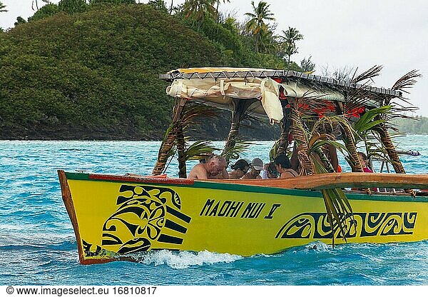 Ein Auslegerboot  das für Riffexkursionen in Bora Bora  der Gesellschaftsinsel von Französisch-Polynesien  verwendet wird.