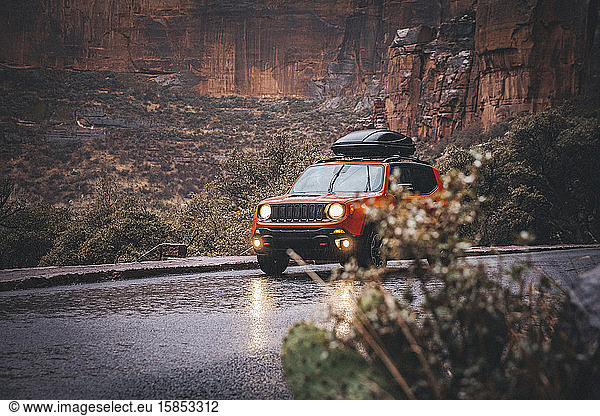 Ein Auto ist auf der Regenstraße im Zion-Nationalpark  Utah