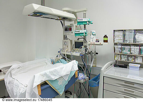 Ein Babybett mit Oberlichtern in einem Krankenhaus.