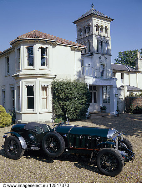 Ein 1930 Bentley Supercharged vor einem Haus. Künstler: Unbekannt