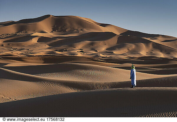 Ein Berber in traditioneller Kleidung in den Sanddünen von Erg Chebbi  Wüste Sahara  Marokko  Nordafrika  Afrika