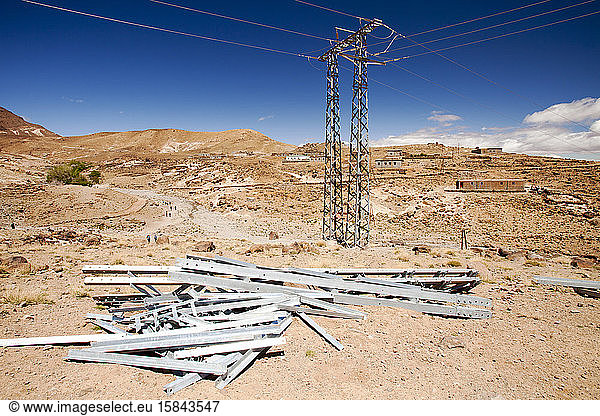 Ein Berberdorf in der Nähe von Jebel Sirwa im Anti-Atlas-Gebirge in Marokko  Nordafrika  wird mit Strom versorgt.