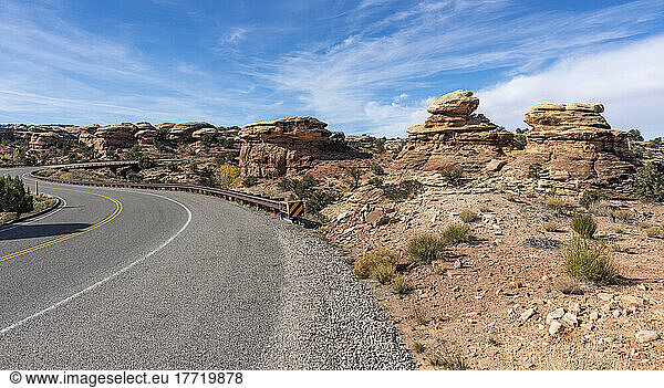 Ein Blick auf die Geologie von der State Route 211 in den Canyonlands National Park  Utah; Moab  Utah  Vereinigte Staaten von Amerika