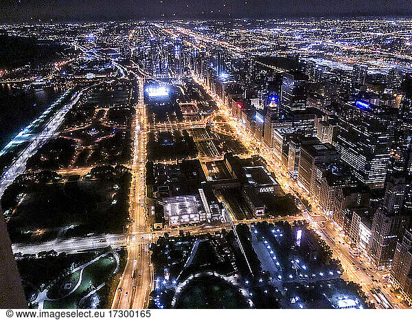 Ein Blick von oben auf die nächtliche Skyline von Chicago mit Blick nach Süden.