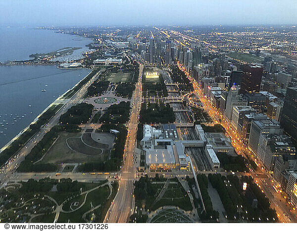 Ein Blick von oben auf die Skyline von Chicago in der Dämmerung mit Blick nach Süden.