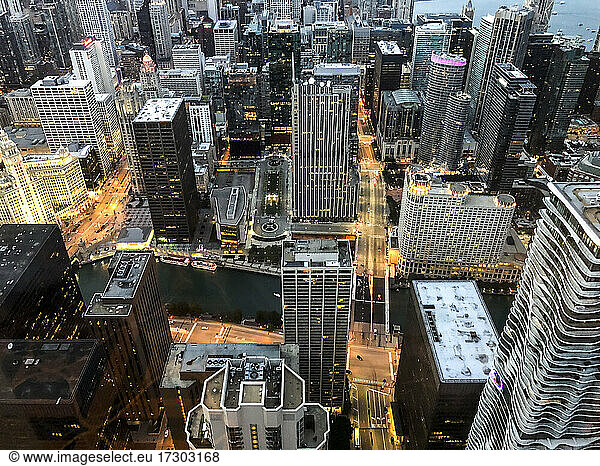 Ein Blick von oben auf die Skyline von Chicago in der Dämmerung mit Blick nach Süden.