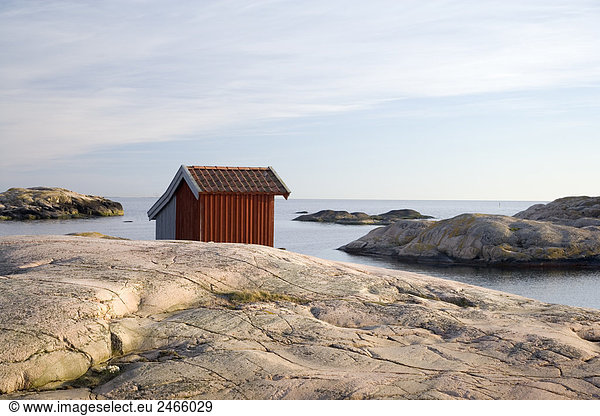 Ein Bootshaus am Meer Bohuslan Schweden.