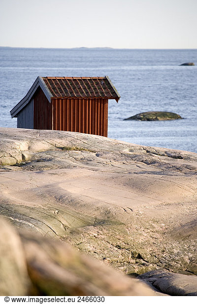 Ein Bootshaus am Meer Bohuslan Schweden.