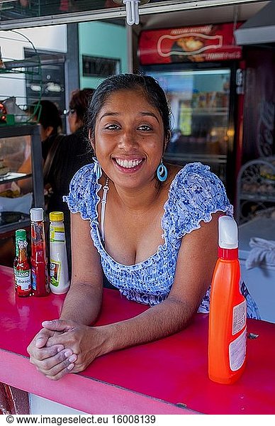 Ein breites Lächeln einer Frau an einem Fastfood-Stand in der kleinen Stadt Upala in Costa Rica.