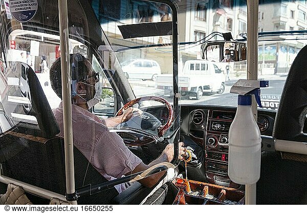Ein Busfahrer benutzt eine Schutzhülle  um sich und seine Fahrgäste vor der Verbreitung des Coronavirus COVID-19 in Ankara zu schützen. Die Schutzhaube soll den Fahrer und die Fahrgäste vor der Verbreitung des Coronavirus COVID-19 schützen.