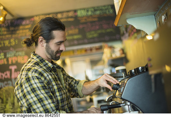 Ein Café und Cafe in High Falls namens The Last Bite. Ein Mann macht Kaffee.