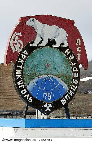 Ein Denkmal. Die verlassene russische Bergbaustadt Piramida auf Svalbard wird fast täglich von Touristen besucht  die mit dem Schiff aus Longyearbyen kommen. Vieles ist zerstört  zerbrochen und vernichtet  was der empfindlichen  arktischen Umwelt schaden kann.