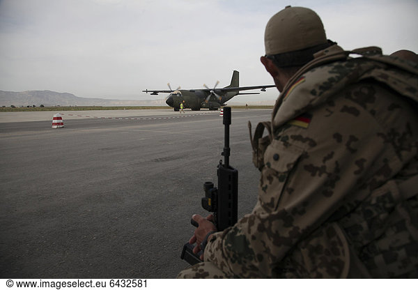 Ein deutscher Soldat wartet am NATO-Militärflughafen in Kunduz  hinten eine Transall C-160 der deutschen Luftwaffe  Kunduz  Afghanistan  Asien