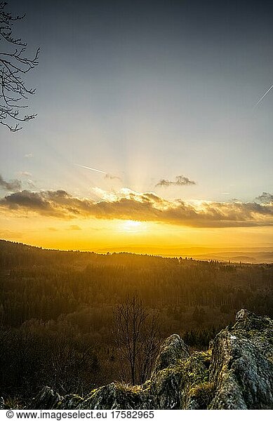 Ein Dramatischer Sonnenuntergang am Abend mit Wolken über einem Tal im Wald  Landschaftsaufnahme von einem Felsen mit Blick zum Horizont  Zacken  Taunus  Hessen  Deutschland  Europa