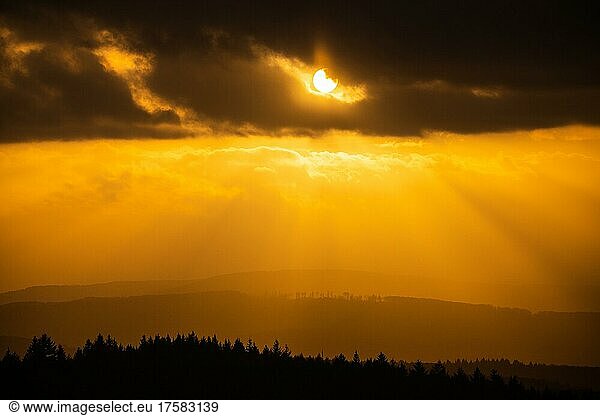 Ein Dramatischer Sonnenuntergang am Abend mit Wolken über einem Tal im Wald  Landschaftsaufnahme  Zacken  Taunus  Hessen  Deutschland  Europa