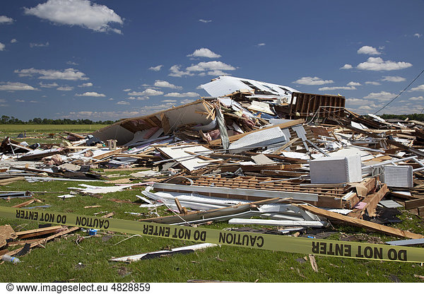Ein durch einen Tornado zerstörtes Haus  Dundee  Michigan  USA