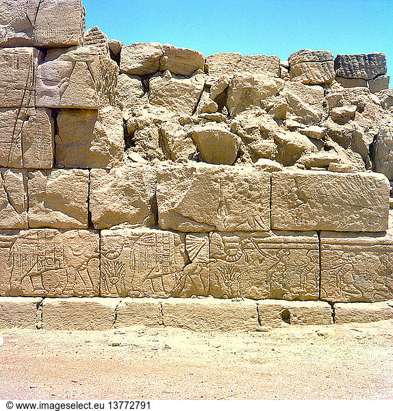 Ein Elefantenfries an einem Gebäude des meroitischen Tempels von Musawarat-as-Safra. Man nimmt an  dass Elefanten sowohl eine religiöse als auch eine zeremonielle und militärische Bedeutung hatten. Sudan. Nubisch. 300 V. CHR. - 100 N. CHR. Musawarat-as-Safra  Meroe.
