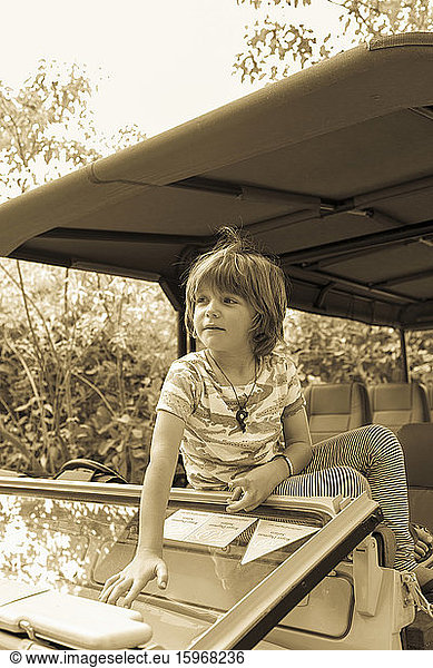 Ein fünfjähriger Junge in einem Safari-Jeep
