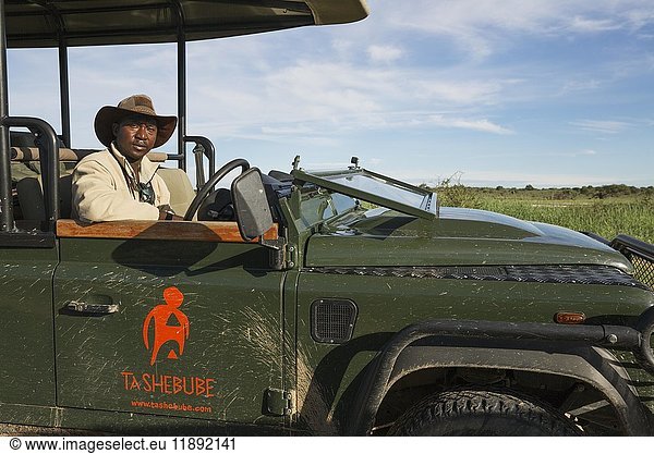 Ein Fahrer und ein Führer in einem Safari-Jeep,  Kalahari-Wüste,  Kgalagadi Transfrontier Park,  Botswana,  Afrika