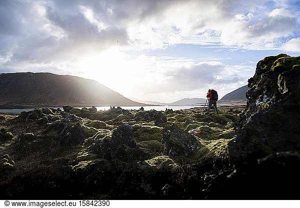 Ein Fotograf  der in Island Sonnenuntergangsfotos macht.