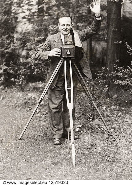 Ein Fotograf steht mit seiner Kamera  County Industries  York  Yorkshire  1943. Künstler: Unbekannt
