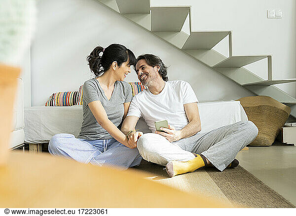 Ein glückliches Paar genießt seine Freizeit zu Hause