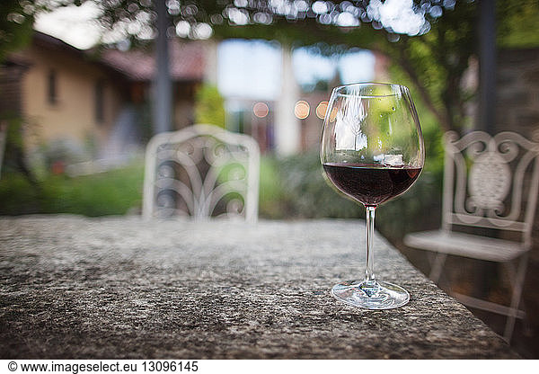 Ein Glas Rotwein auf dem Tisch im Hof
