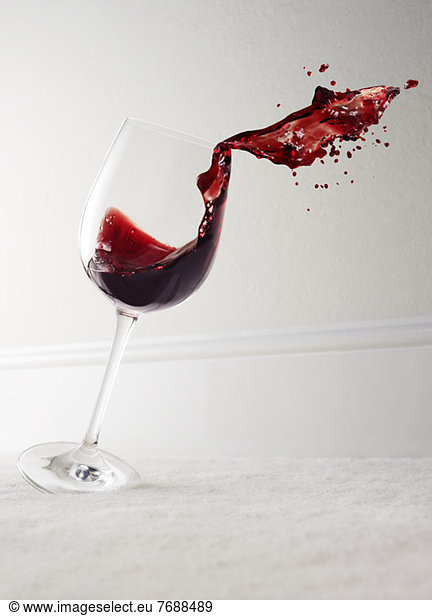 Ein Glas Rotwein verschüttet