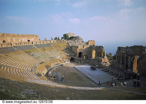 Ein griechisch-römisches Theater in Taormina auf Sizilien  2. Jahrhundert. Künstler: Unbekannt