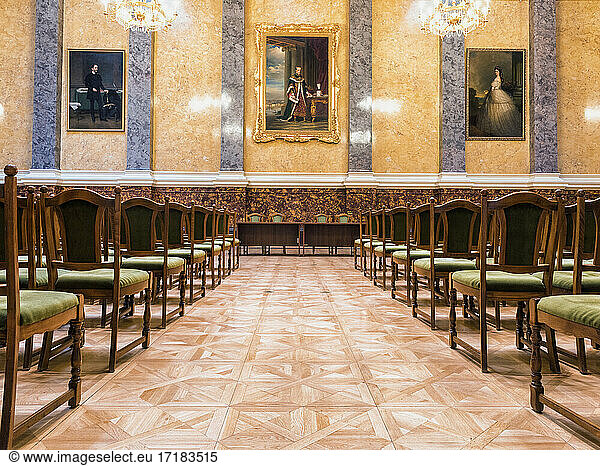 Ein großer Raum mit Stuhlreihen und Kronleuchtern  Teil des Museums der Schönen Künste in Budapest