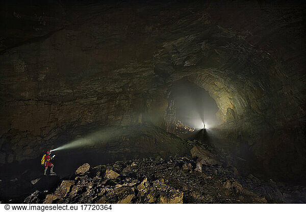 Ein Höhlenforscher im Inneren von Gai Dong mit Tunneln sind riesig und teilweise voller Nebel und Wolken  die im Inneren verweilen.