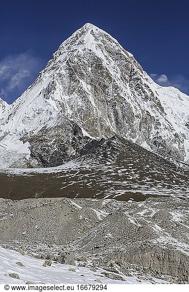 Ein Himalaya-Gipfel auf dem Weg zum Everest Base Camp in Nepal.
