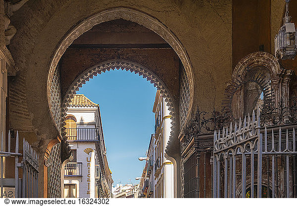 Ein historisches maurisches Tor in der Nähe der Kathedrale von Sevilla  Sevilla  Spanien