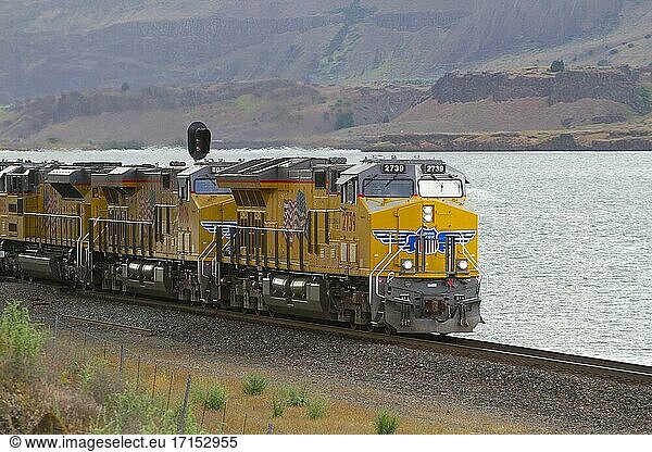 Ein intermodaler Stapelzug der Union Pacific  der Container nach Osten durch die Columbia River Gorge in Oregon  Vereinigte Staaten  befördert.